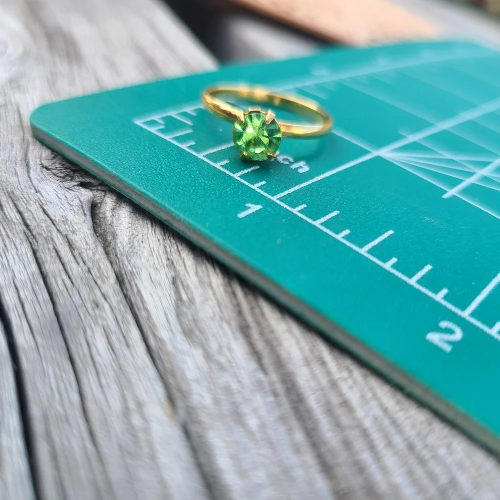 Size 7.5 ladies Retro Vintage Ring for sale green & gold